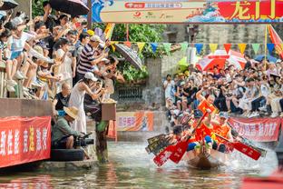 巴萨传奇队重庆之旅圆满结束 于重庆龙兴足球场3-1战胜IFDA全明星